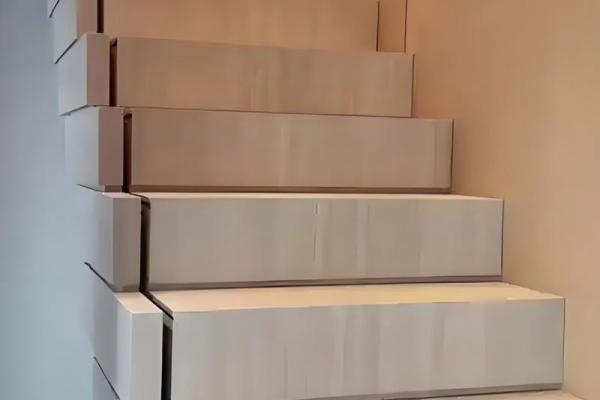 楼梯风水_一楼客厅装楼梯有讲究吗