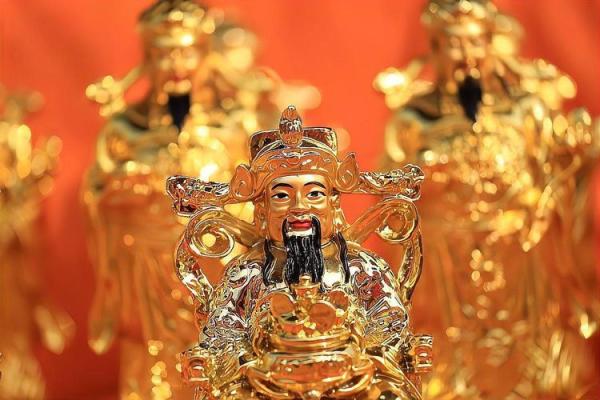 你想要财运广进,可以在财位上面供奉财神牌位