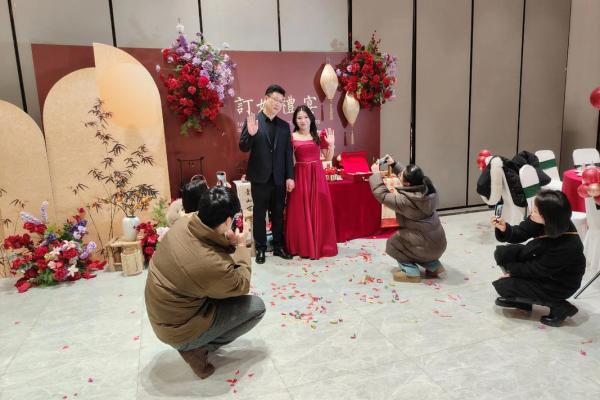2024平安夜黄历宜订婚吗？今日订婚好不好