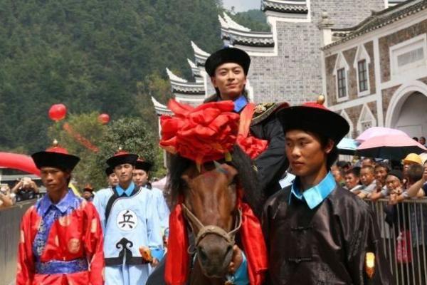 状元街头算命，老道指着捡粪小女孩说道：她是你妻子
