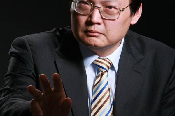 浅谈名嘴梁宏达之生辰八字